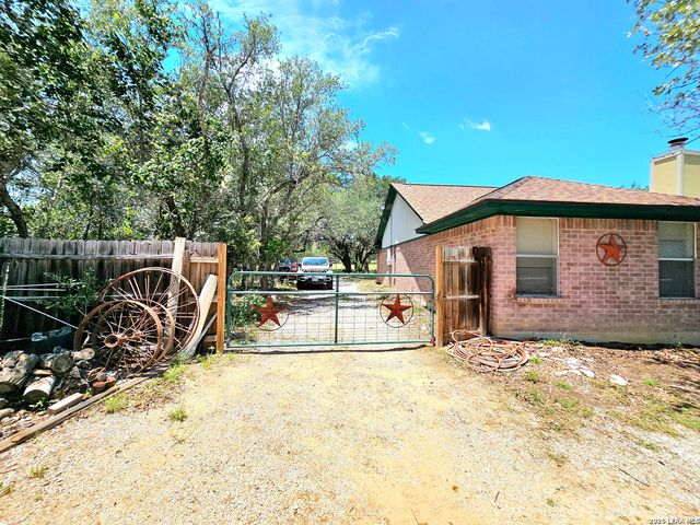 214 CHERRY RDG, Floresville, TX 78114