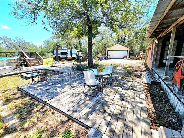 214 CHERRY RDG, Floresville, TX 78114