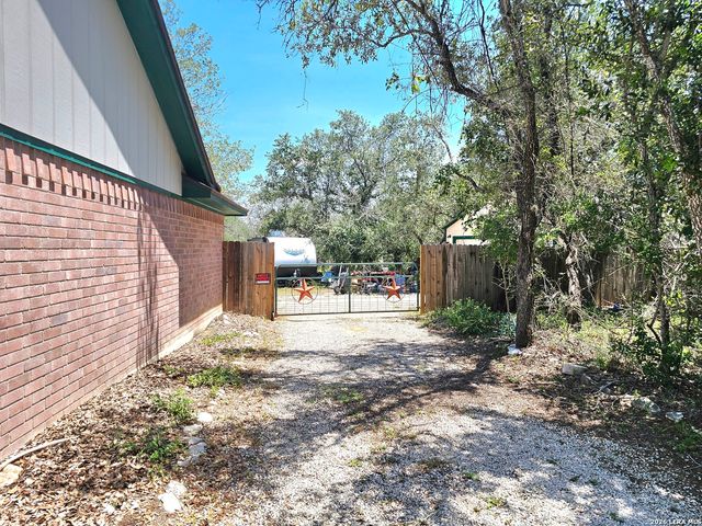 214 CHERRY RDG, Floresville, TX 78114