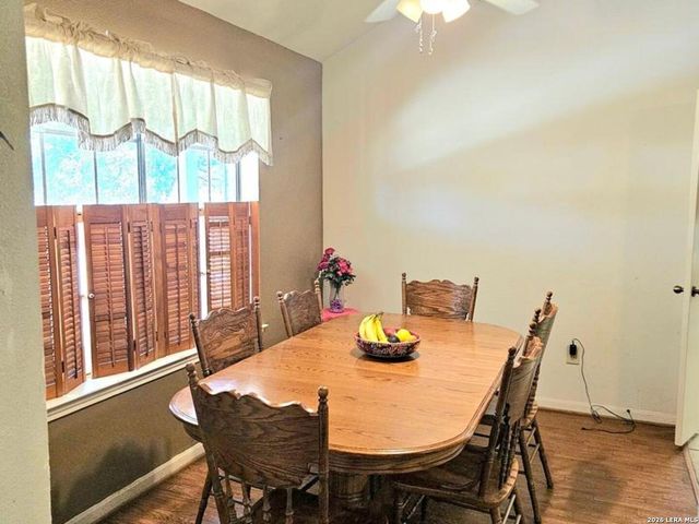 214 CHERRY RDG, Floresville, TX 78114