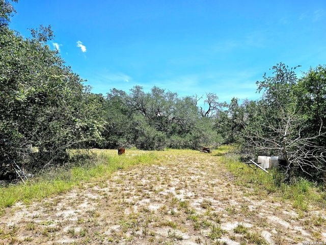 214 CHERRY RDG, Floresville, TX 78114
