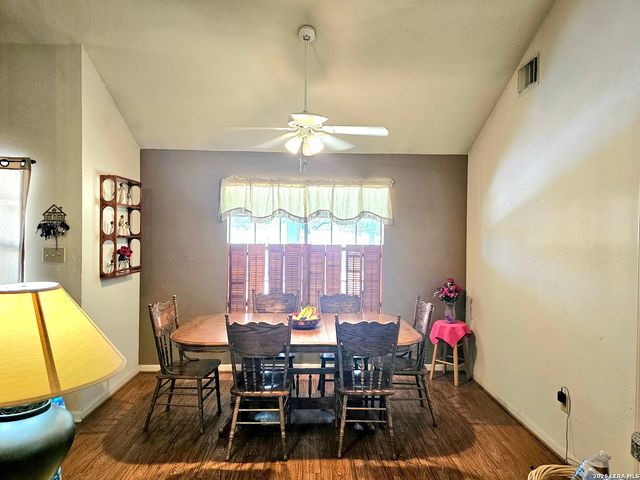 214 CHERRY RDG, Floresville, TX 78114