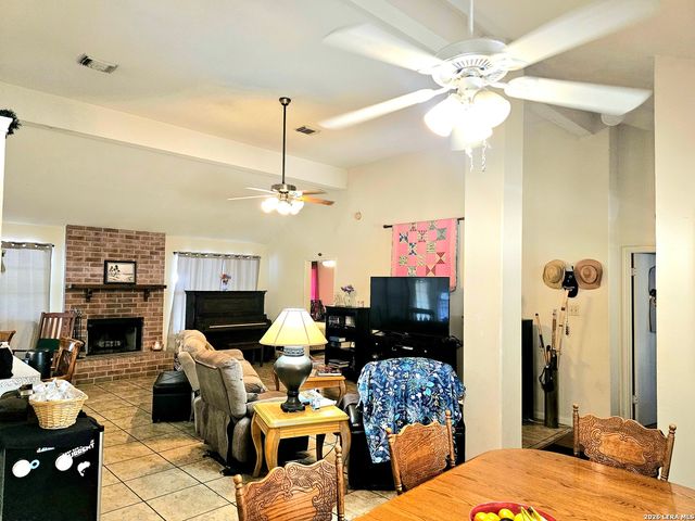 214 CHERRY RDG, Floresville, TX 78114
