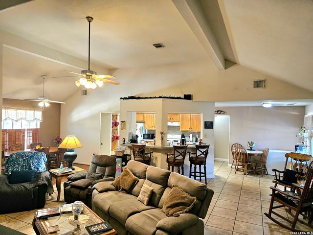 214 CHERRY RDG, Floresville, TX 78114