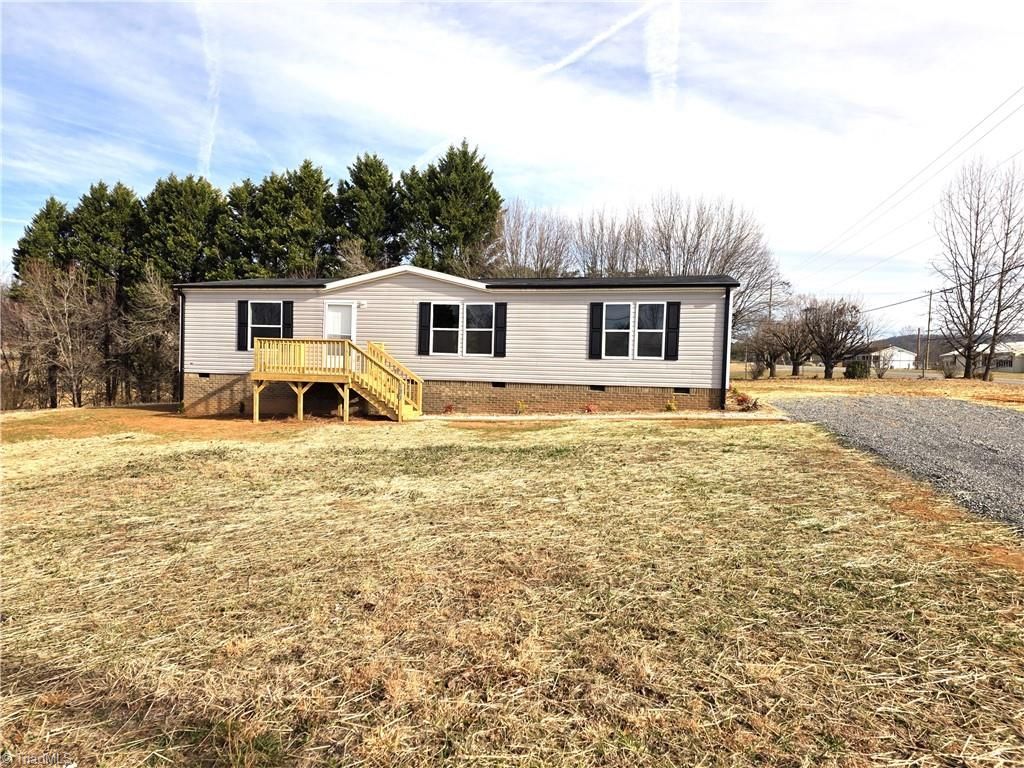 106 Lynnewood Drive, Mount Airy, NC 27030