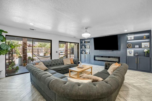 4690 N Barton Avenue, Fresno, CA 93726