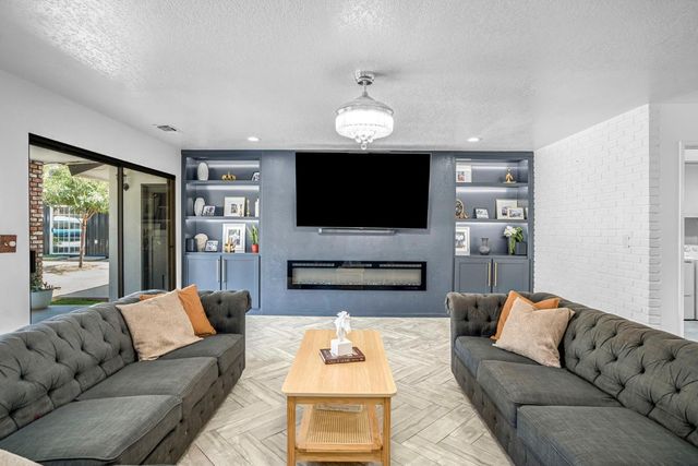 4690 N Barton Avenue, Fresno, CA 93726