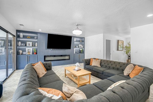 4690 N Barton Avenue, Fresno, CA 93726