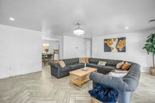 4690 N Barton Avenue, Fresno, CA 93726
