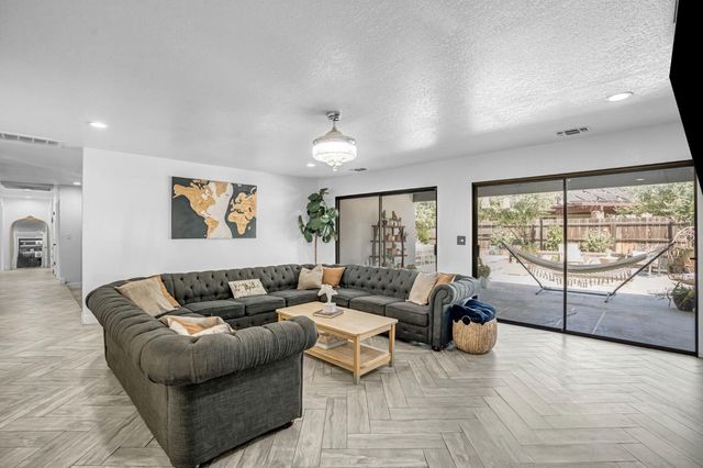 4690 N Barton Avenue, Fresno, CA 93726