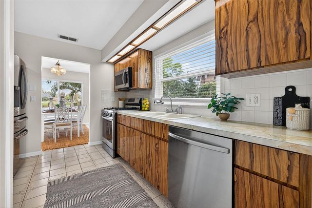 1700 GLEN LAKES BOULEVARD N, St Petersburg, FL 33702