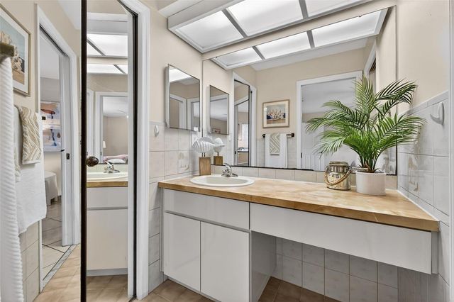 1700 GLEN LAKES BOULEVARD N, St Petersburg, FL 33702