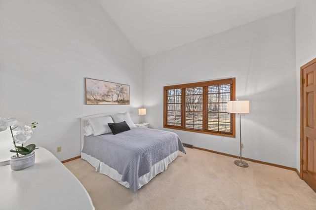 14220 W North Oak BOULEVARD, New Berlin, WI 53151