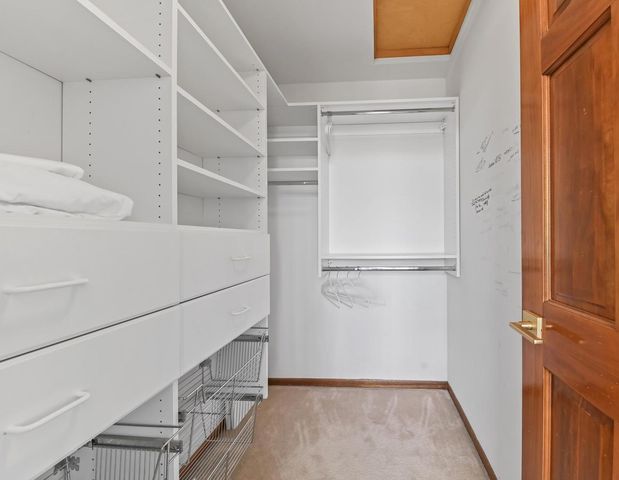 14220 W North Oak BOULEVARD, New Berlin, WI 53151