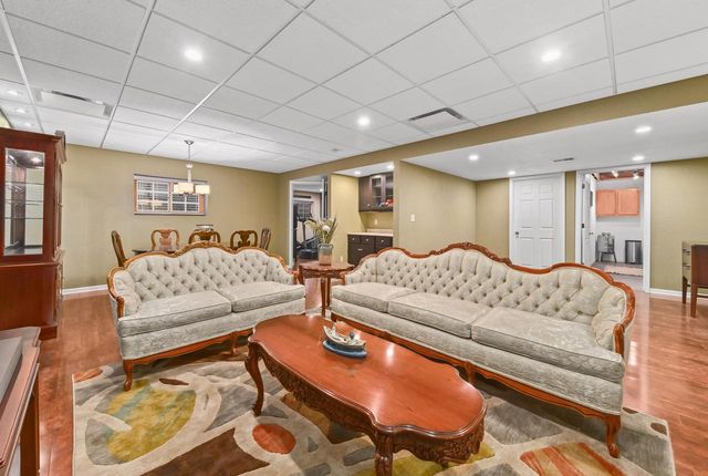 14220 W North Oak BOULEVARD, New Berlin, WI 53151