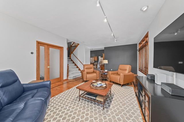 14220 W North Oak BOULEVARD, New Berlin, WI 53151