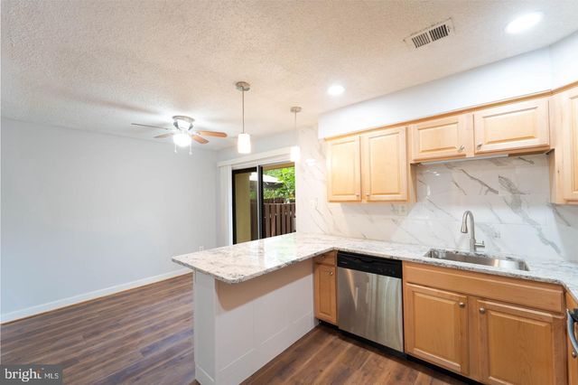 2221 SOUTHGATE SQ, Reston, VA 20191