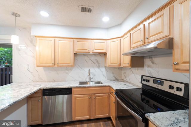 2221 SOUTHGATE SQ, Reston, VA 20191