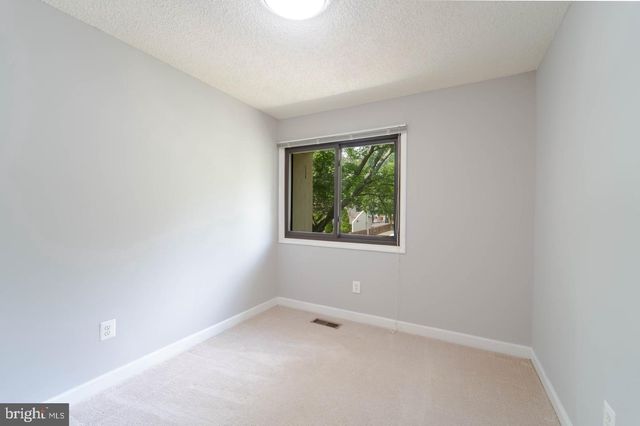 2221 SOUTHGATE SQ, Reston, VA 20191
