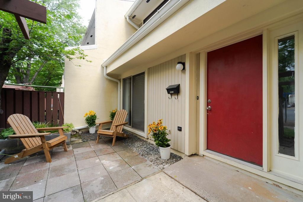 2221 SOUTHGATE SQ, Reston, VA 20191