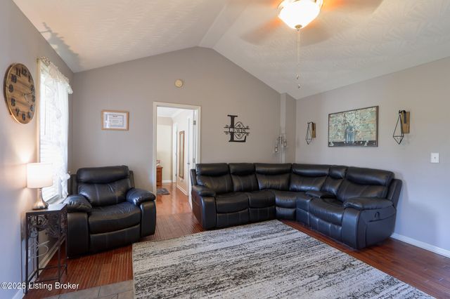 264 Forest Ridge Dr, Mt Washington, KY 40047