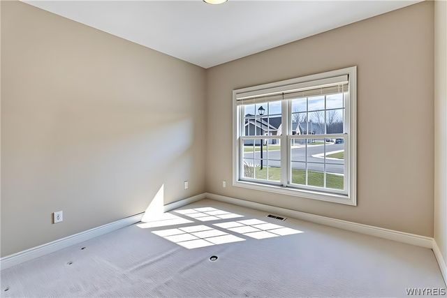 5690 Waterford Ln, Clarence, NY 14032