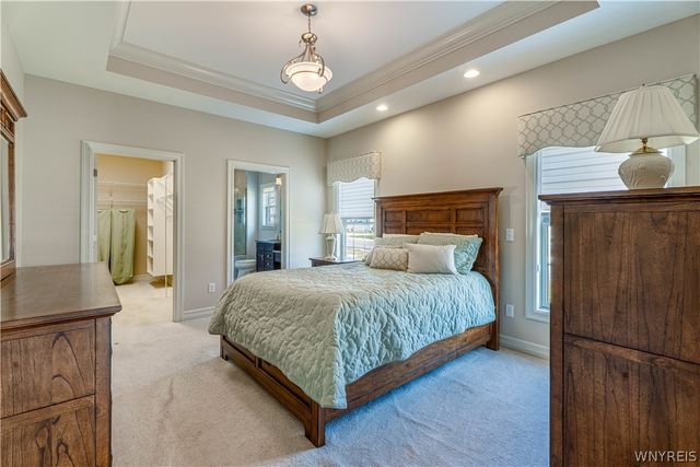 5690 Waterford Ln, Clarence, NY 14032