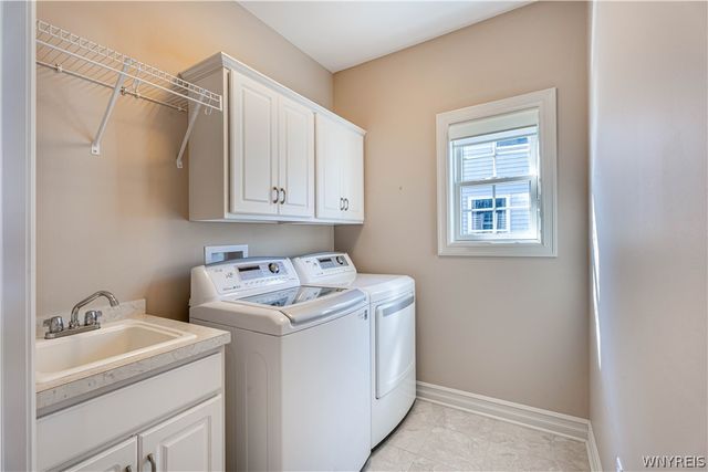 5690 Waterford Ln, Clarence, NY 14032