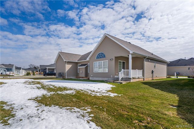 5690 Waterford Ln, Clarence, NY 14032