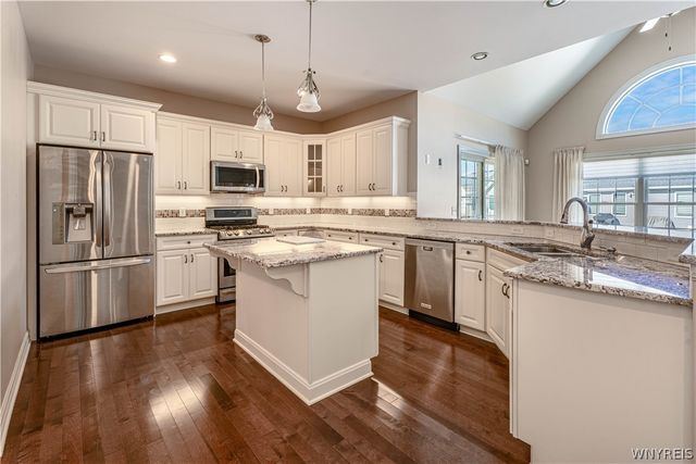 5690 Waterford Ln, Clarence, NY 14032