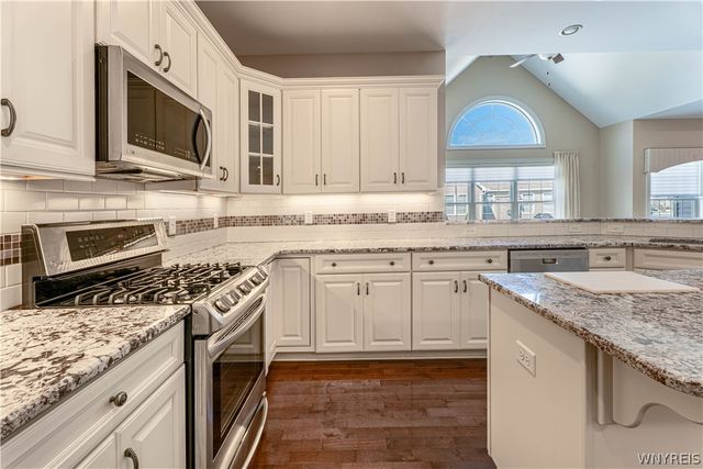 5690 Waterford Ln, Clarence, NY 14032