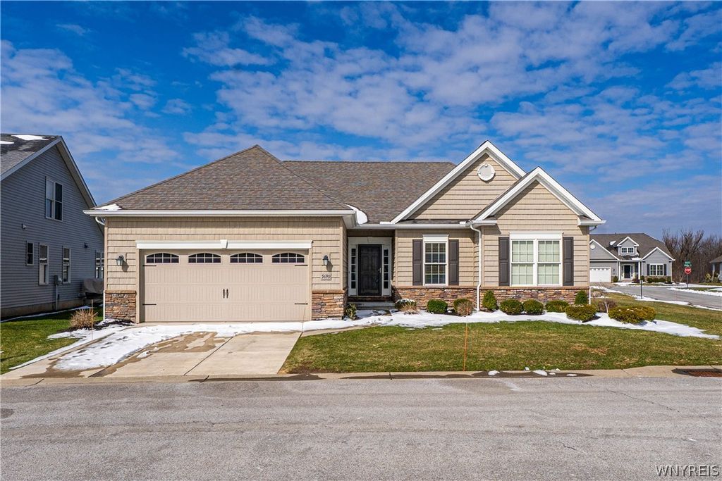 5690 Waterford Ln, Clarence, NY 14032
