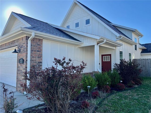 1720 Broadway Place, Rogers, AR 72758