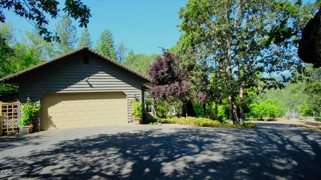 840 Shadow Hills Drive, Grants Pass, OR 97526