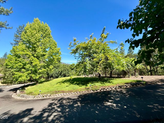 840 Shadow Hills Drive, Grants Pass, OR 97526