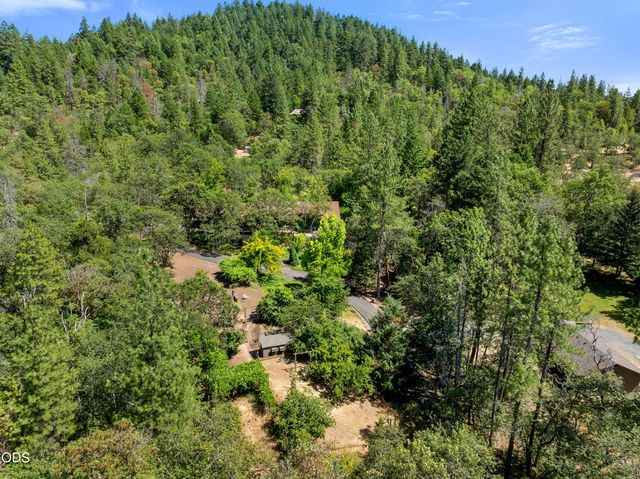 840 Shadow Hills Drive, Grants Pass, OR 97526
