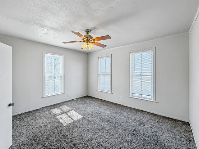 1415 S Walnut Avenue, Freeport, IL 61032