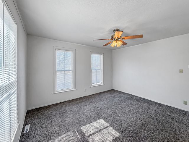 1415 S Walnut Avenue, Freeport, IL 61032