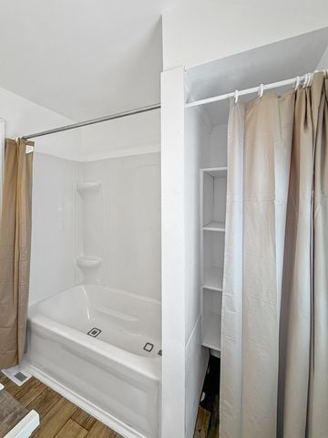 1415 S Walnut Avenue, Freeport, IL 61032