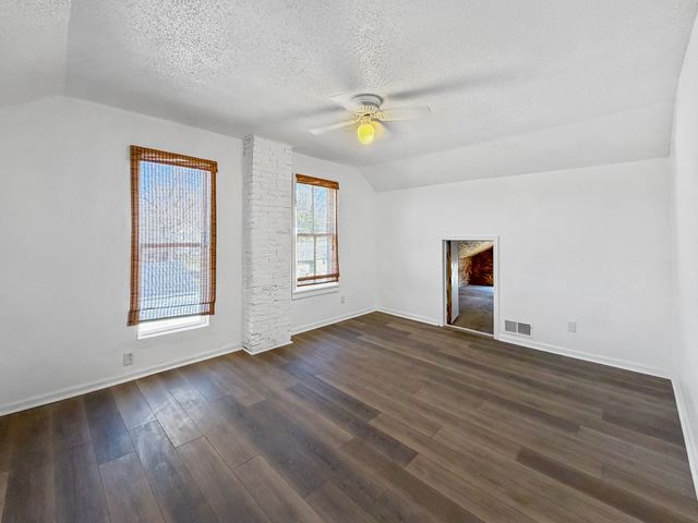 1415 S Walnut Avenue, Freeport, IL 61032