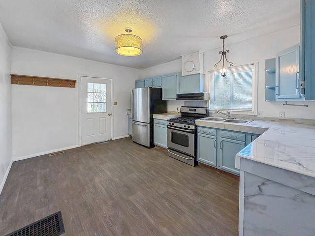 1415 S Walnut Avenue, Freeport, IL 61032