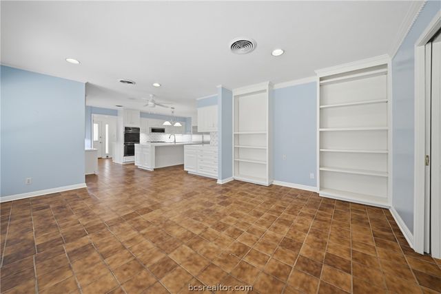 308 Brookside Drive E, Bryan, TX 77801