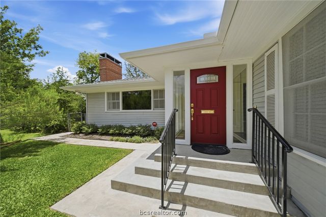 308 Brookside Drive E, Bryan, TX 77801