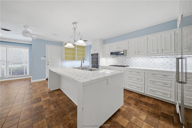 308 Brookside Drive E, Bryan, TX 77801