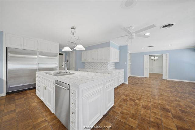 308 Brookside Drive E, Bryan, TX 77801