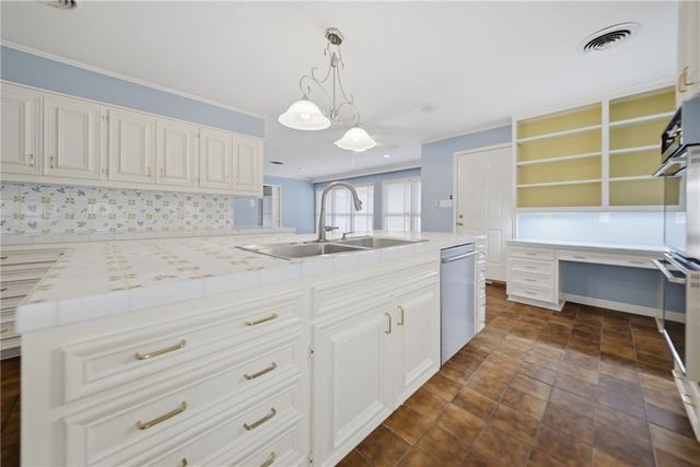 308 Brookside Drive E, Bryan, TX 77801
