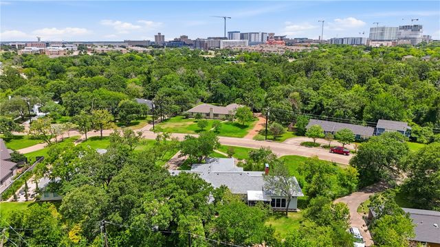 308 Brookside Drive E, Bryan, TX 77801
