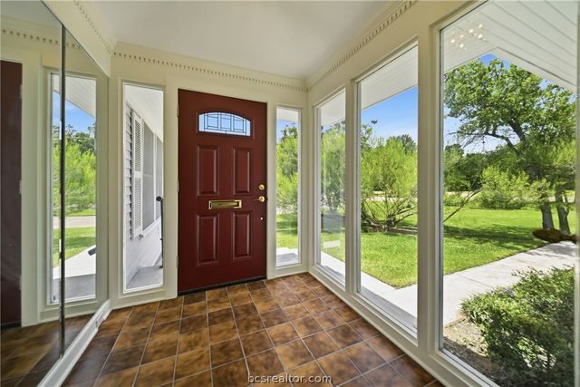 308 Brookside Drive E, Bryan, TX 77801