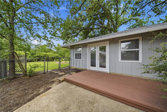 308 Brookside Drive E, Bryan, TX 77801