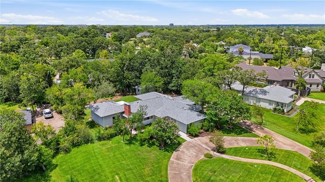 308 Brookside Drive E, Bryan, TX 77801
